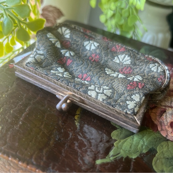 Vintage Tapestry Coin Purse ~Floral ~Metal Kiss Clasp~Red Satin Lining - Picture 4 of 9
